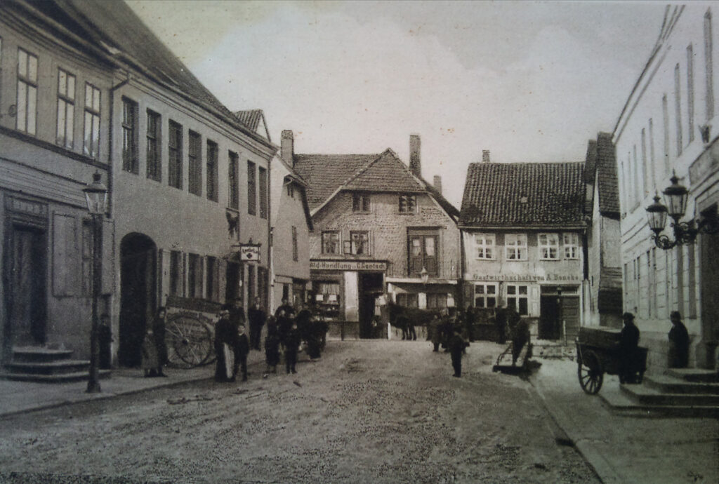 Postkarte vor 1900, Adler-Apotheke links im Bild, Foto: Hansestadt Salzwedel